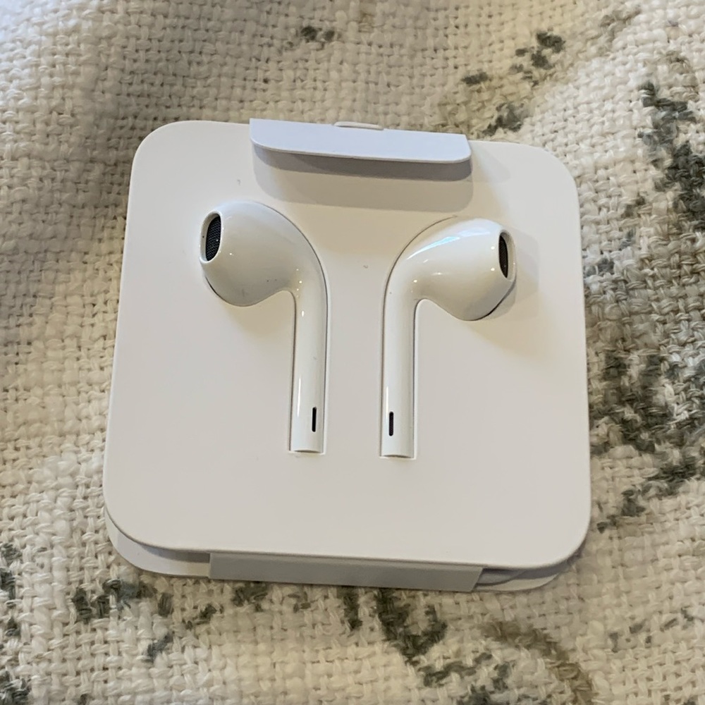 Apple EarPods with lightening connector (never used)